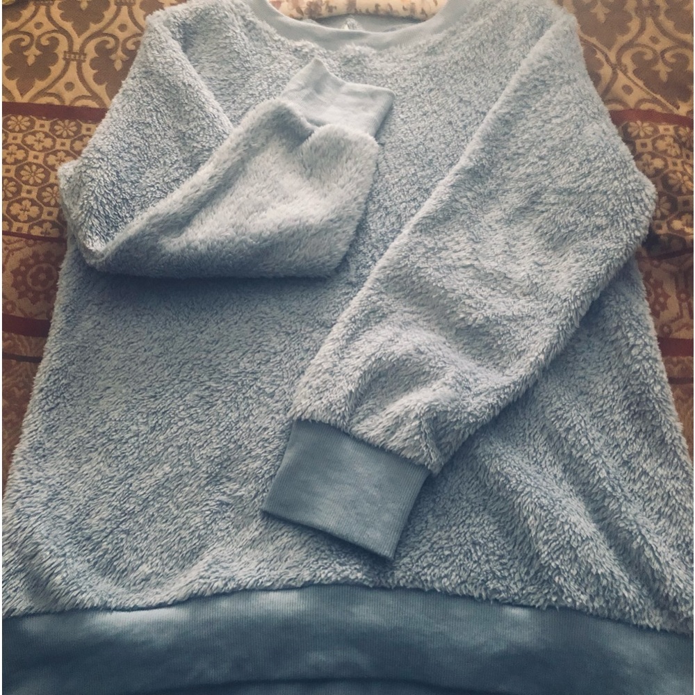 Sherpa sweatshirt. Leo Rosi. Light blue woman’s top. NWT